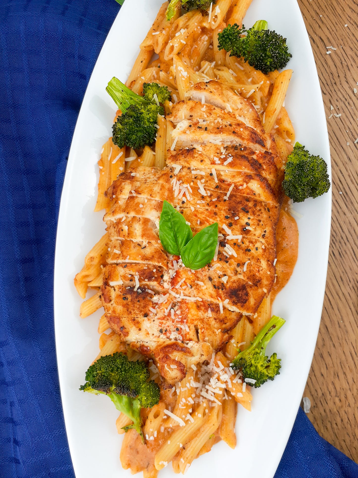 Pennines au Poulet Sauce Rosée Maison et Brocolis Rôtis