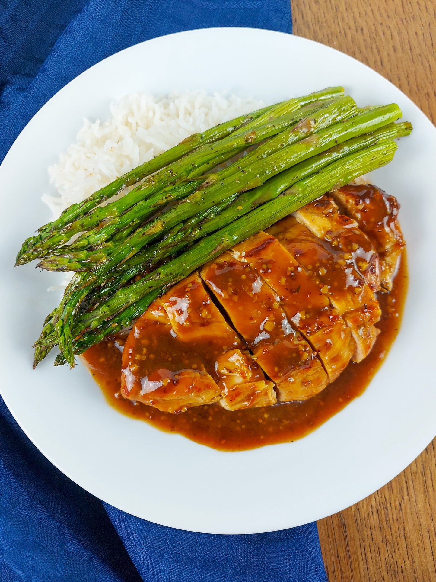 Poulet Érable, Moutarde et Balsamique avec Asperges Grillées sur Riz Basmati