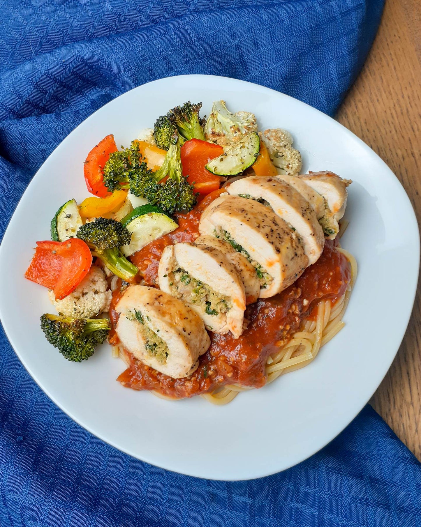 Poitrine de Poulet à la Saucisse sur Spaghetti Tomate et Légumes Rôtis