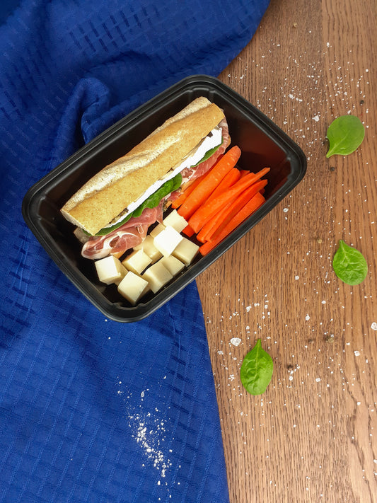 Baguette au Prosciutto, Camembert, Salade d'Épinard et Pesto Basilic Maison