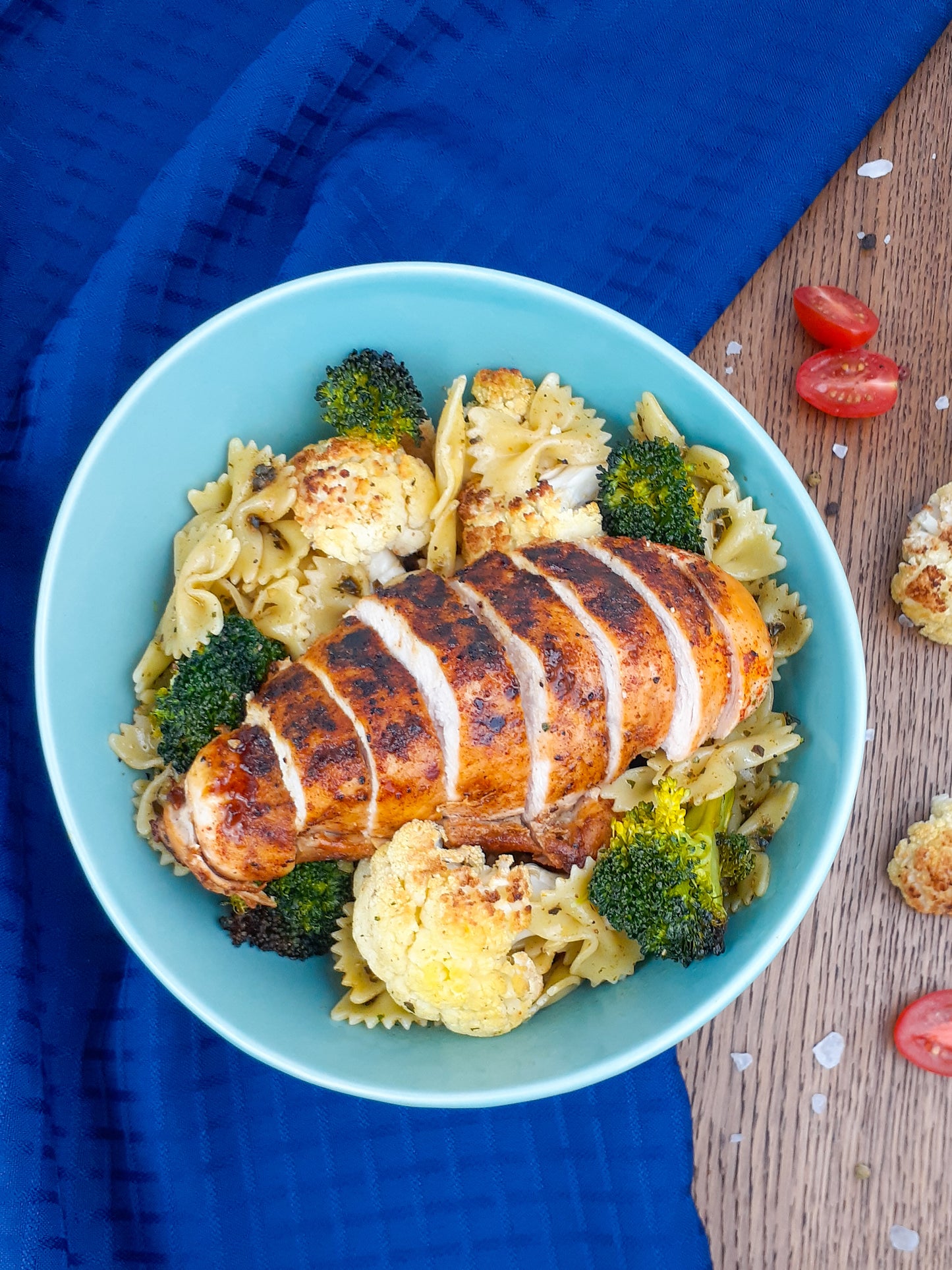 Boucles au Pesto, Poulet, Brocoli et Chou-Fleur Rôti