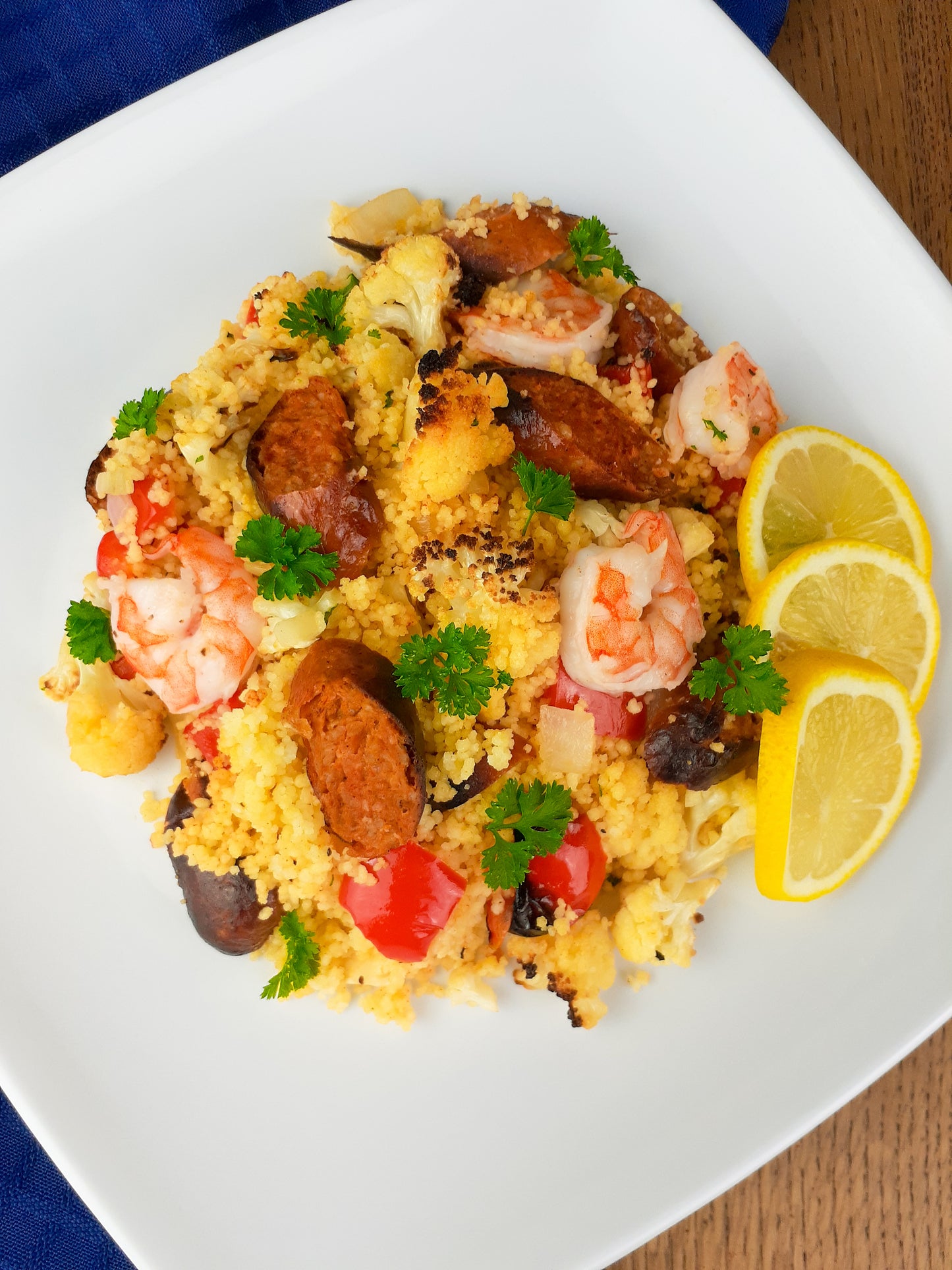 Couscous aux Crevettes, Saucisse Piquante et Légumes Rôtis
