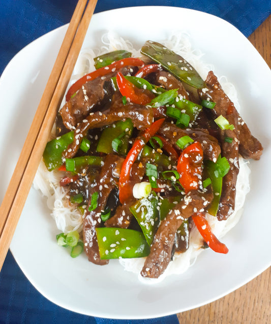 Sauté de Boeuf aux Pois Mange-tout et Poivrons sur Nouille de Riz