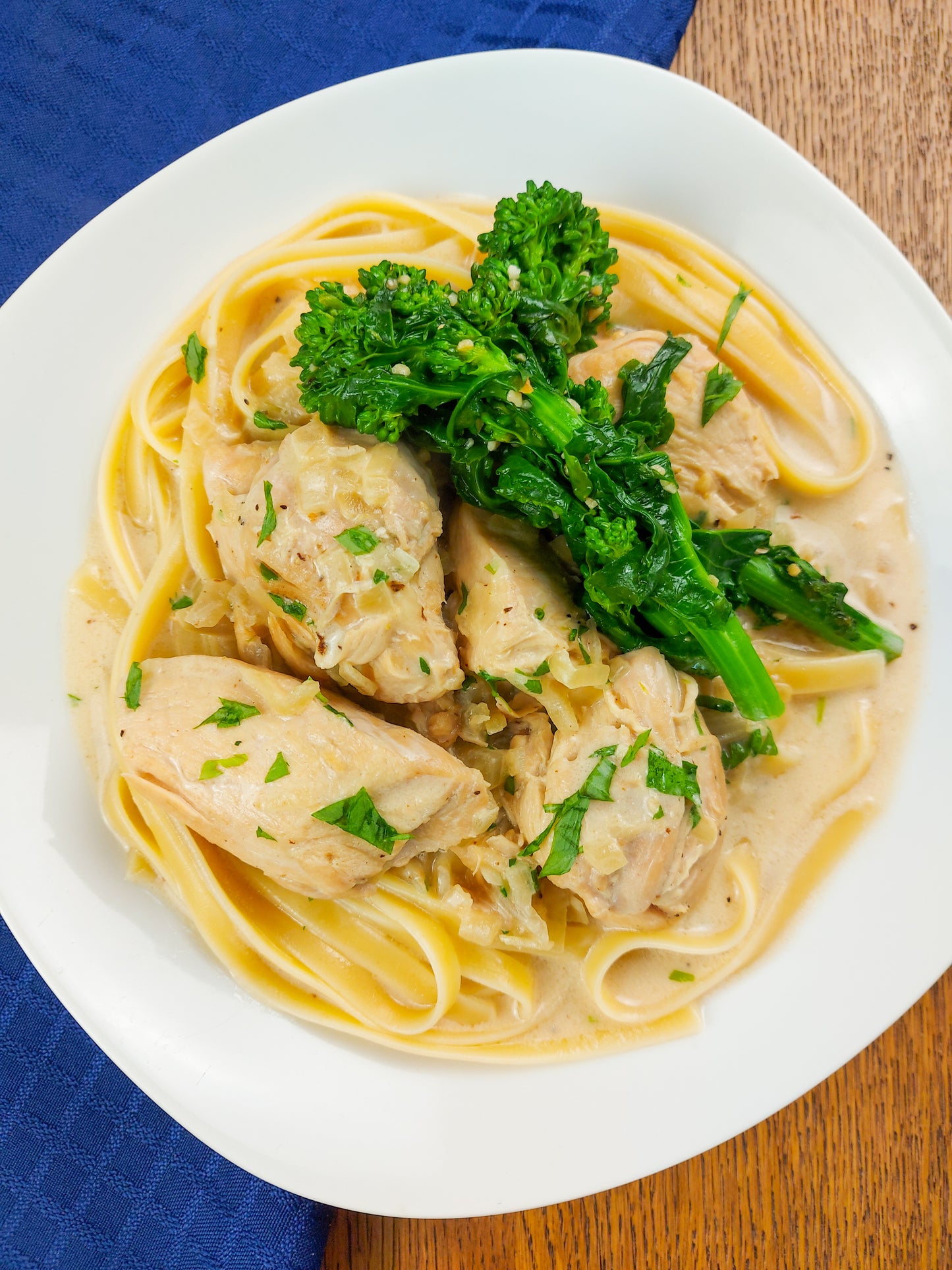 Poulet Estragon sur Fettuccine avec Brocolis Rôtis