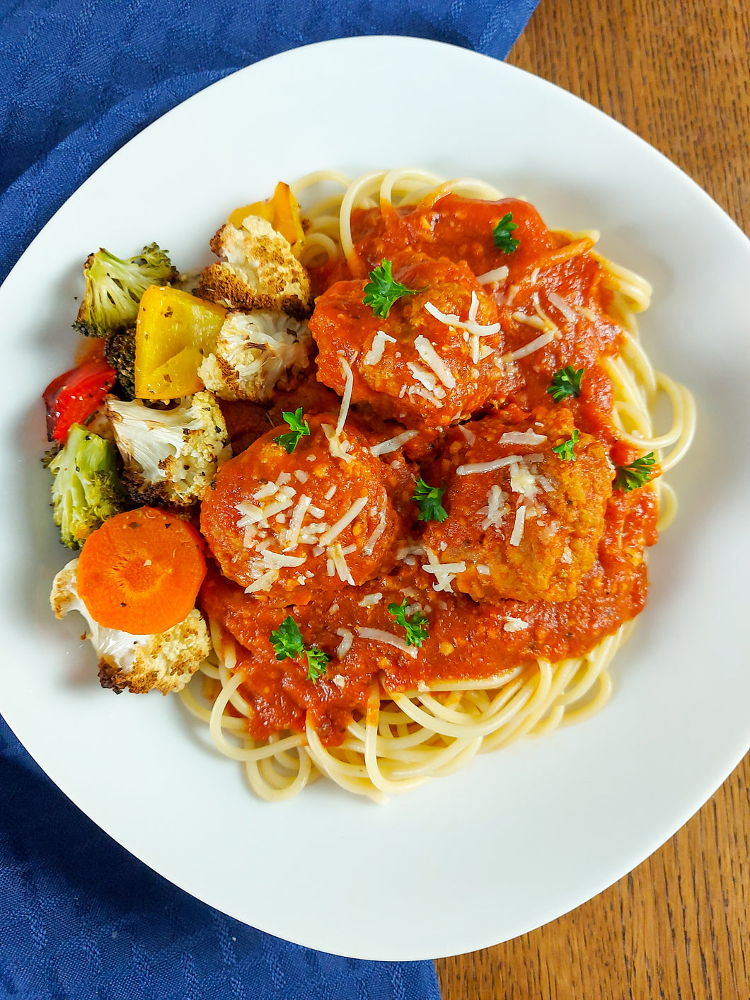 Boulettes de Veau au Parmesan sur Spaghetti Sauce Napolitaine et Légumes Rôtis