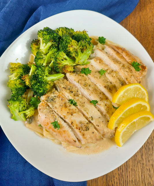 Poulet Piccata avec Sauce Crémeuse au Citron, Fettuccines et Brocolis Rôtis