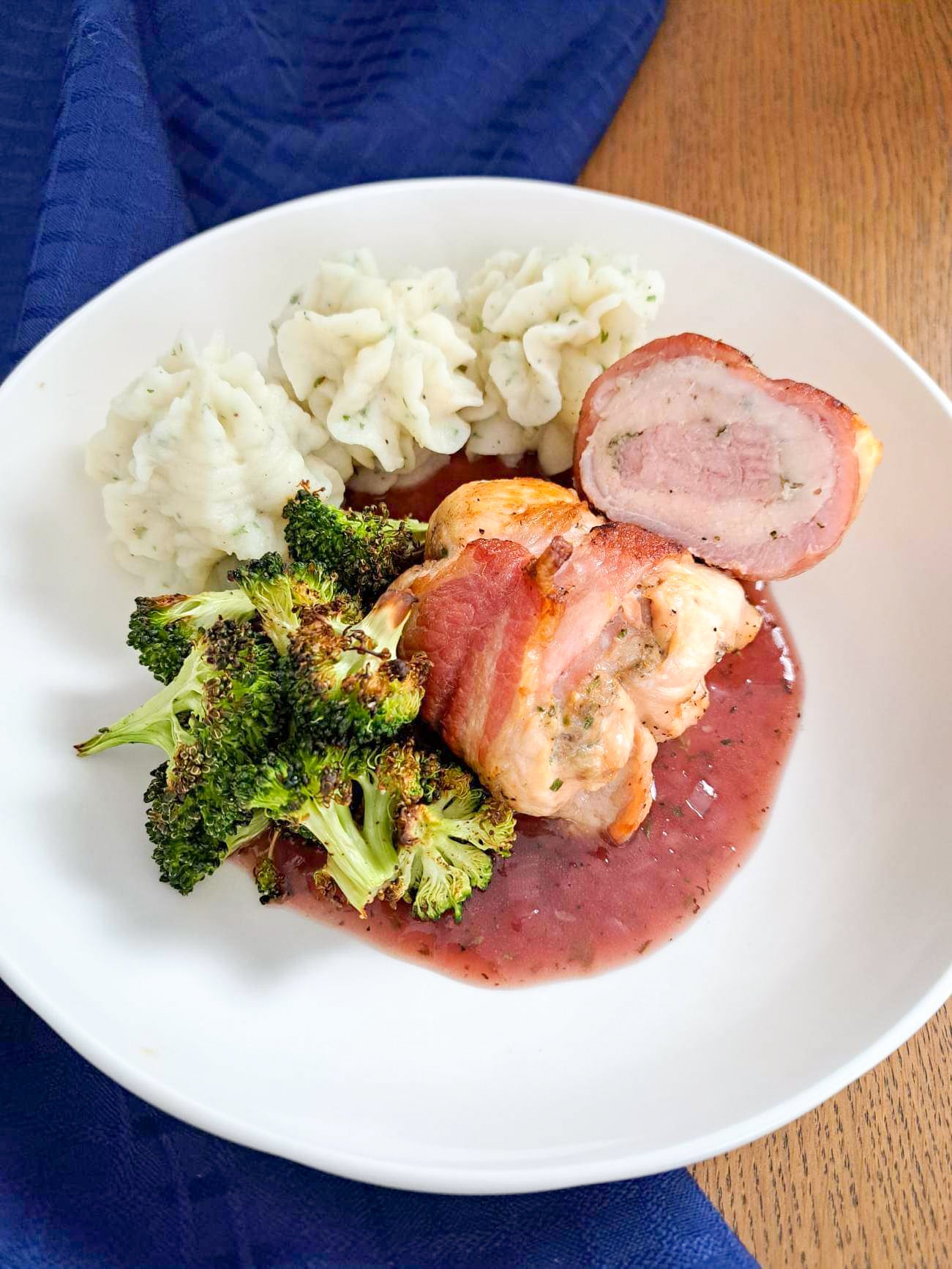 Coq au Porc Sauce Vin Rouge, Purée de Pommes de Terre et Brocolis Rôtis